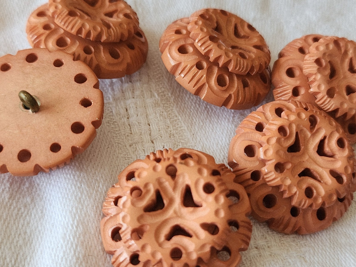 Lot 6 gros boutons anciens marron sculpté rose saumon 2,6 cm ref 5967