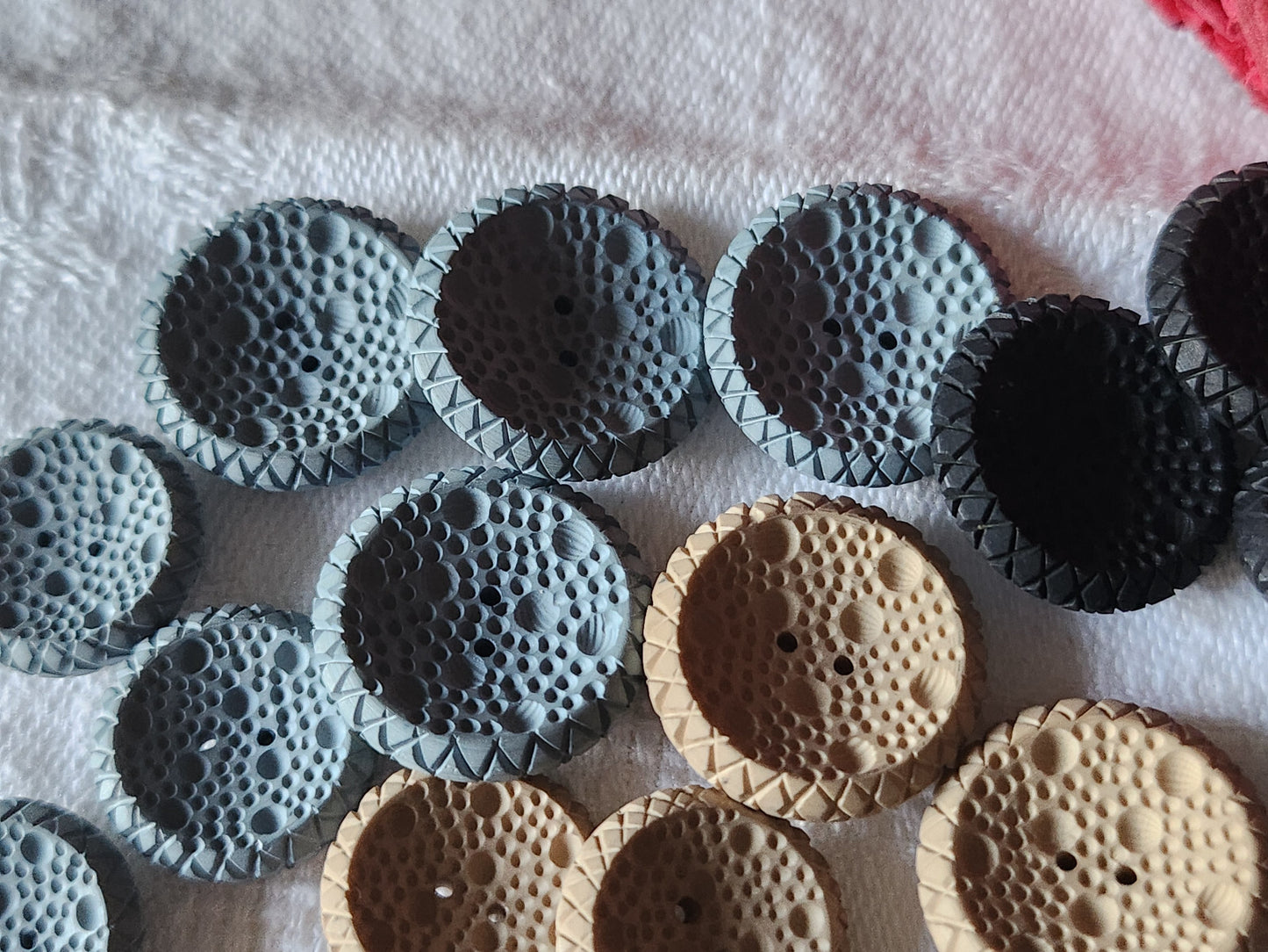Lot 21 boutons vintage   alveole dentelle relief 1,5 à 1,9  cm ref 3293