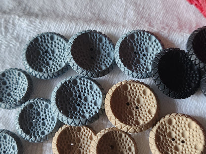 Lot 21 boutons vintage   alveole dentelle relief 1,5 à 1,9  cm ref 3293
