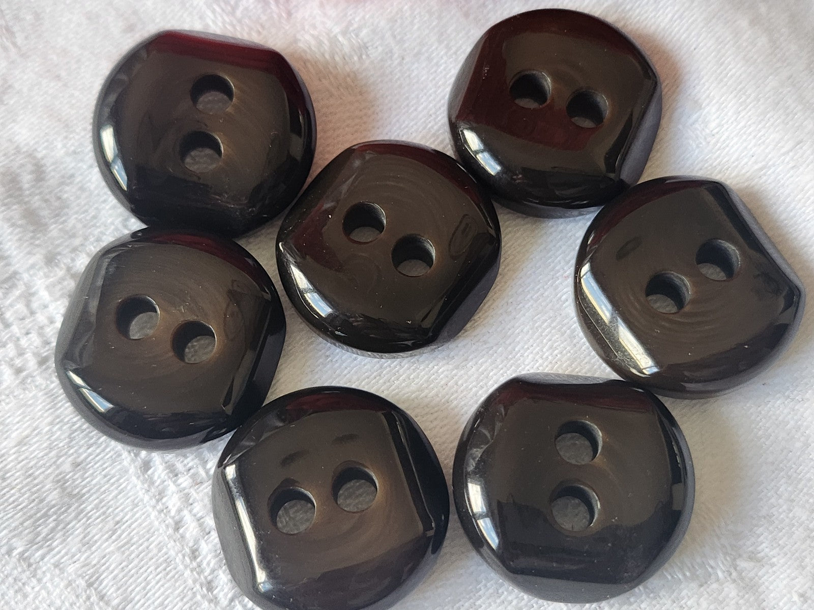 Lot 7 jolis boutons vintage marron incurvé trous 2,1 cm ref 4890