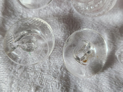 Lot 6 boutons anciens en verre transparent panaché 1,6 à 1,8 cm ref 2799