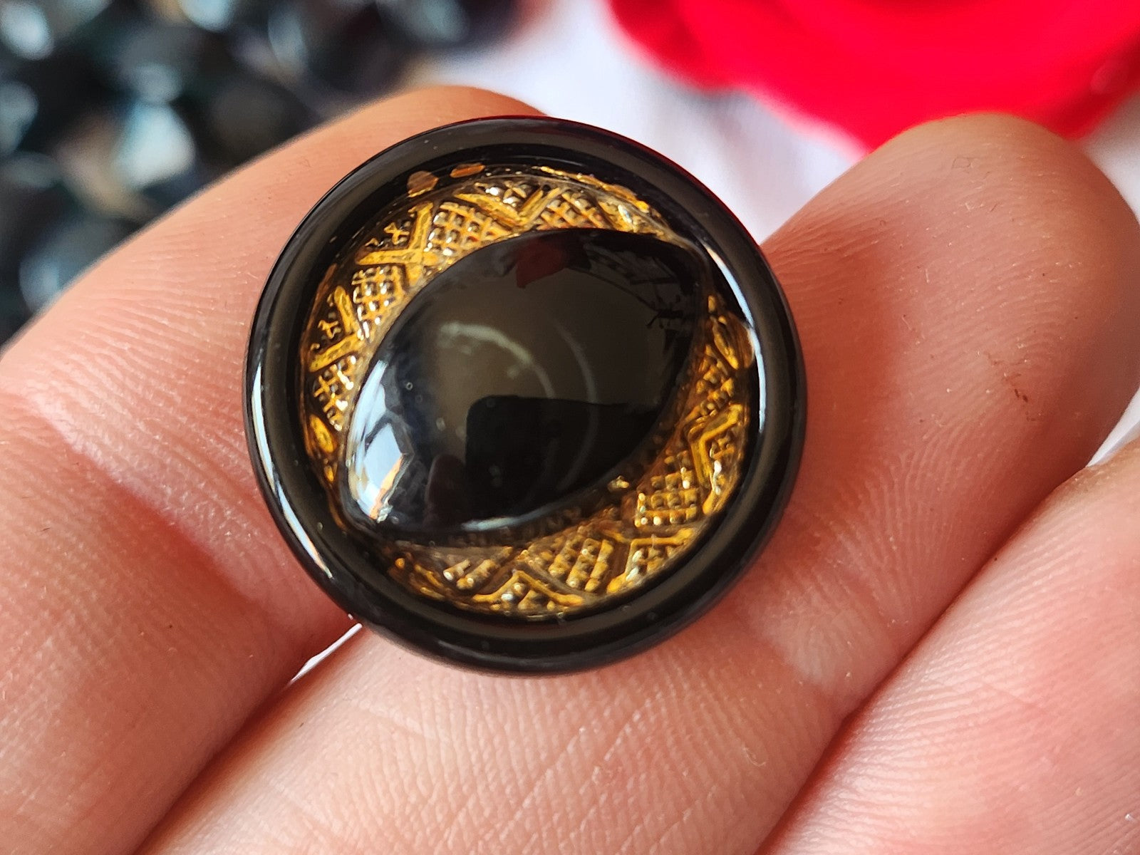 Gros bouton ancien en verre noir doré motif 2,2 cm G17K cm pied G17L
