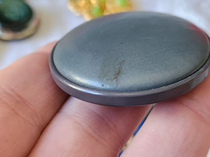 Enorme bouton ancien en cuir gris à pied 4,4 cm collection G18O