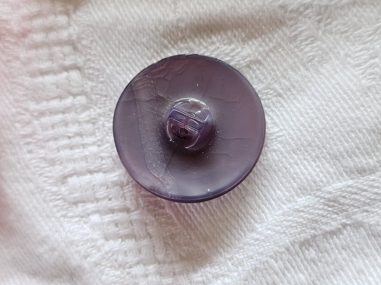 Bouton ancien en verre violet argenté à pied 2,3 cm D18A