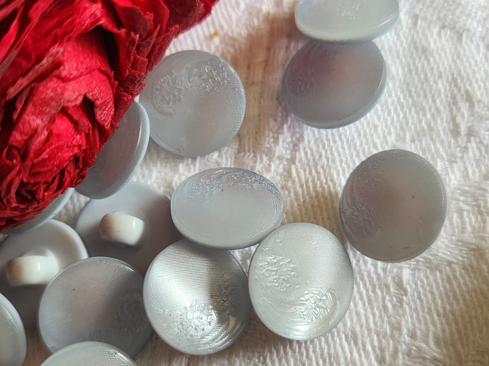 Lot 15 petits  boutons vintage bleu lumineux fleur pied  1,2 cm ref 1111