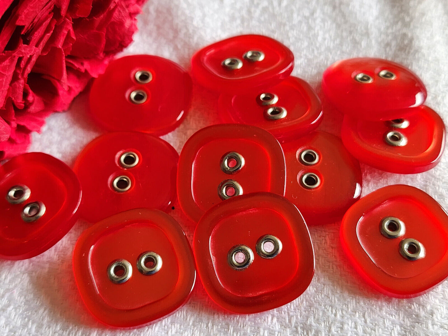 Lot 11 boutons vintage rouge nacré œillères argenté diamètre 2 cm ref 1290