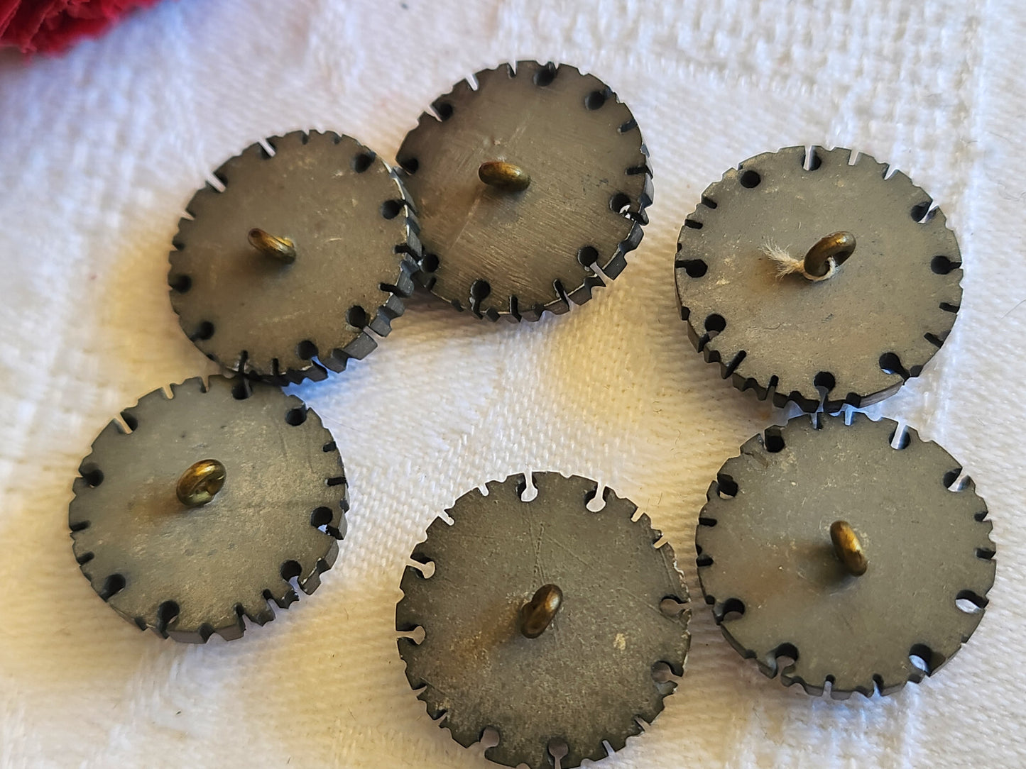 Collection lot 6 boutons anciens sculpté ajouré bord gris 1,8 cm ref 795