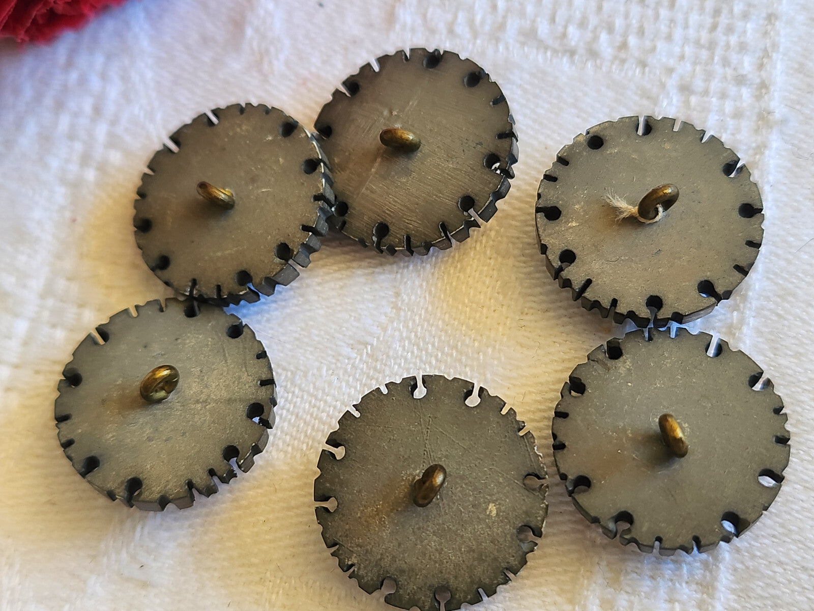 Collection lot 6 boutons anciens sculpté ajouré bord gris 1,8 cm ref 795