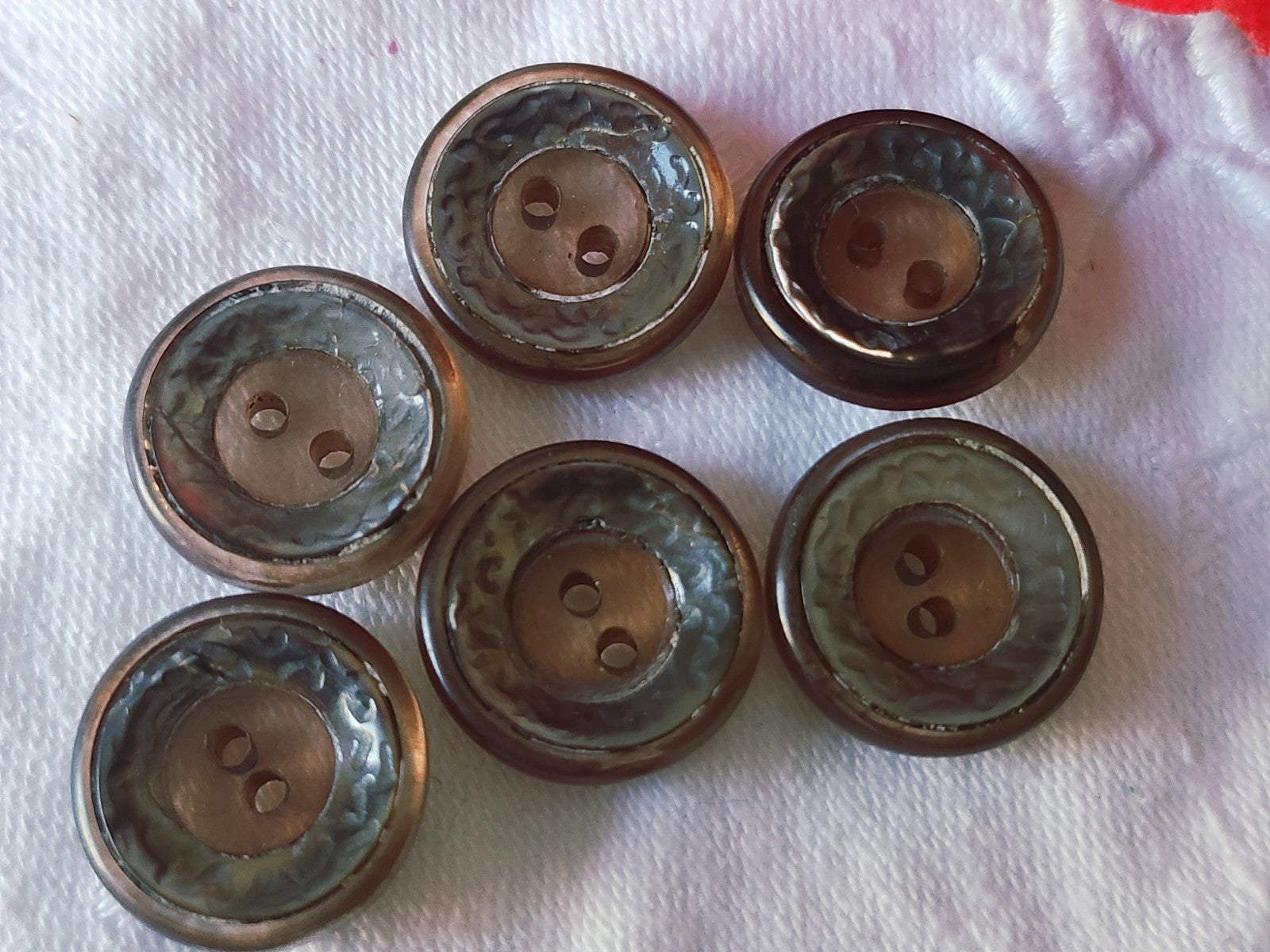 Lot 6 boutons anciens ornement en nacre ciselé 1,8 cm ref 3921