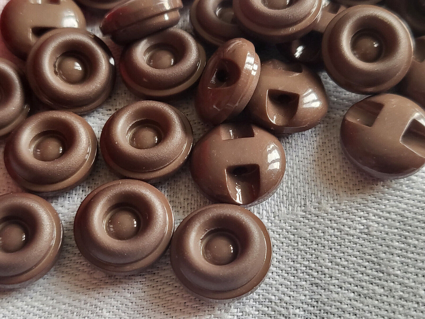 Lot 24 petits boutons vintage marron  à pied diamètre 1,2 cm ref 5606