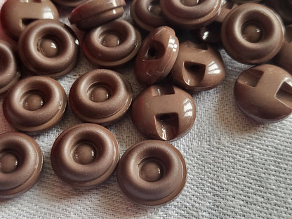 Lot 24 petits boutons vintage marron  à pied diamètre 1,2 cm ref 5606