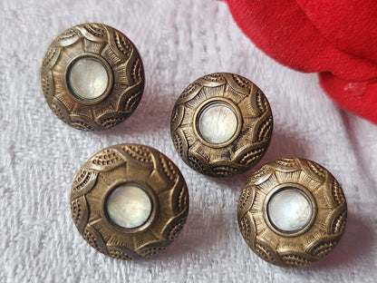 Lot 4  boutons anciens en métal coeur  en nacre petits 1,3 cm D13D