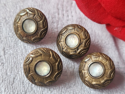 Lot 4  boutons anciens en métal coeur  en nacre petits 1,3 cm D13D