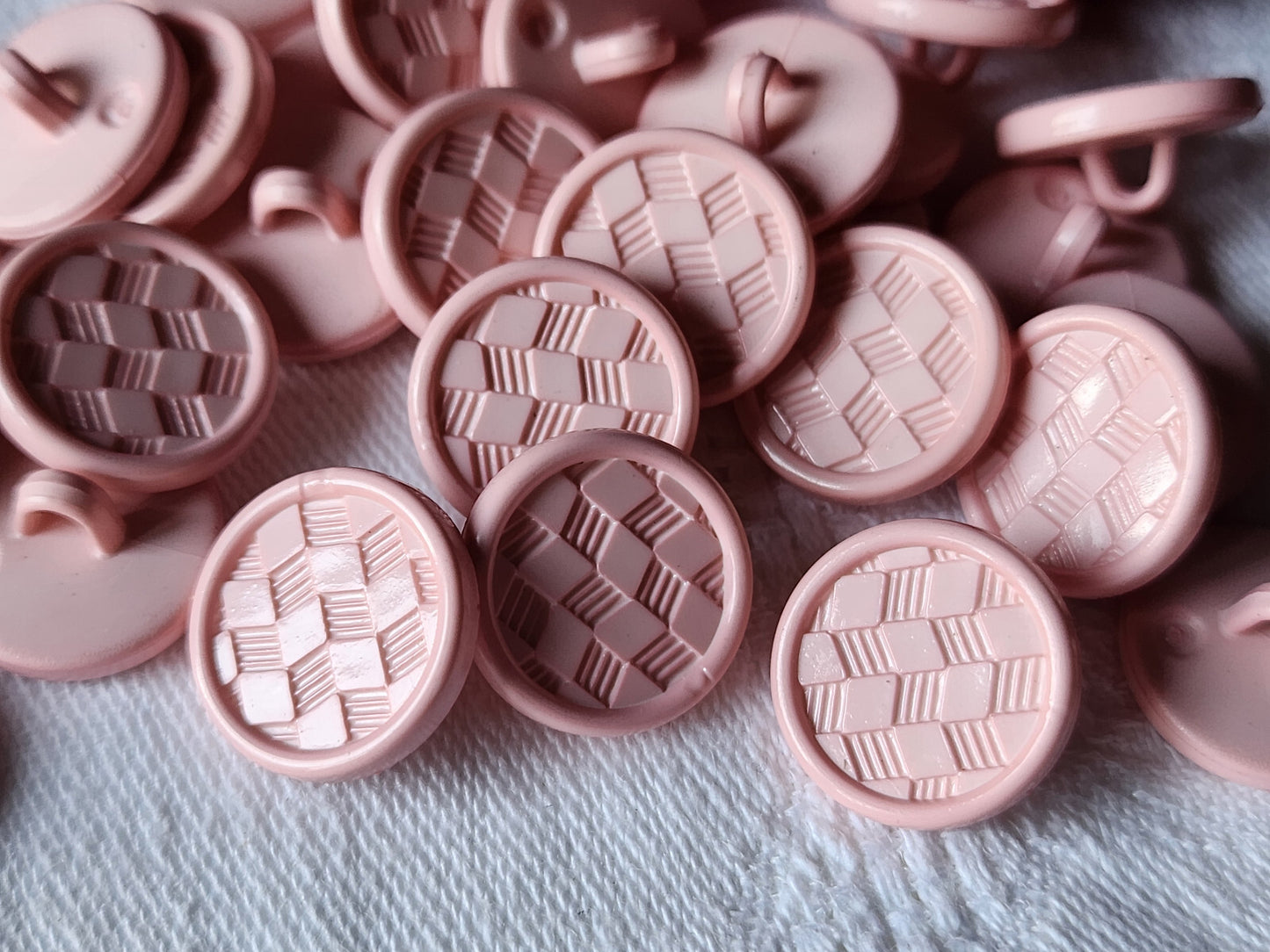 Lot 29 boutons vintage rose  damas  à pied finitions moyennes 1,5 cm ref 2263