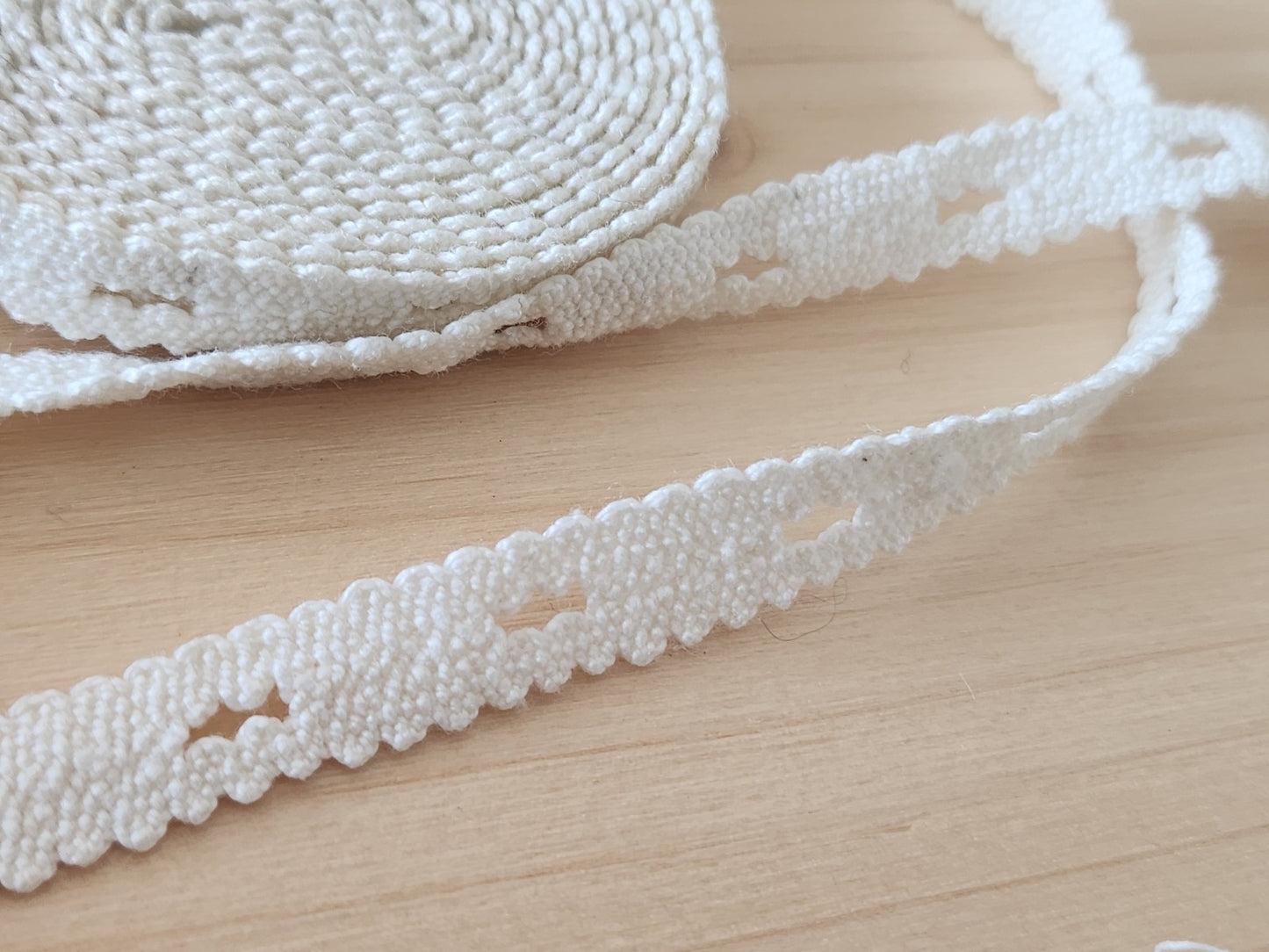 Dentelle ancienne coton ajourée 2 mètres 05 sur 0,9 cm fait main T1-23