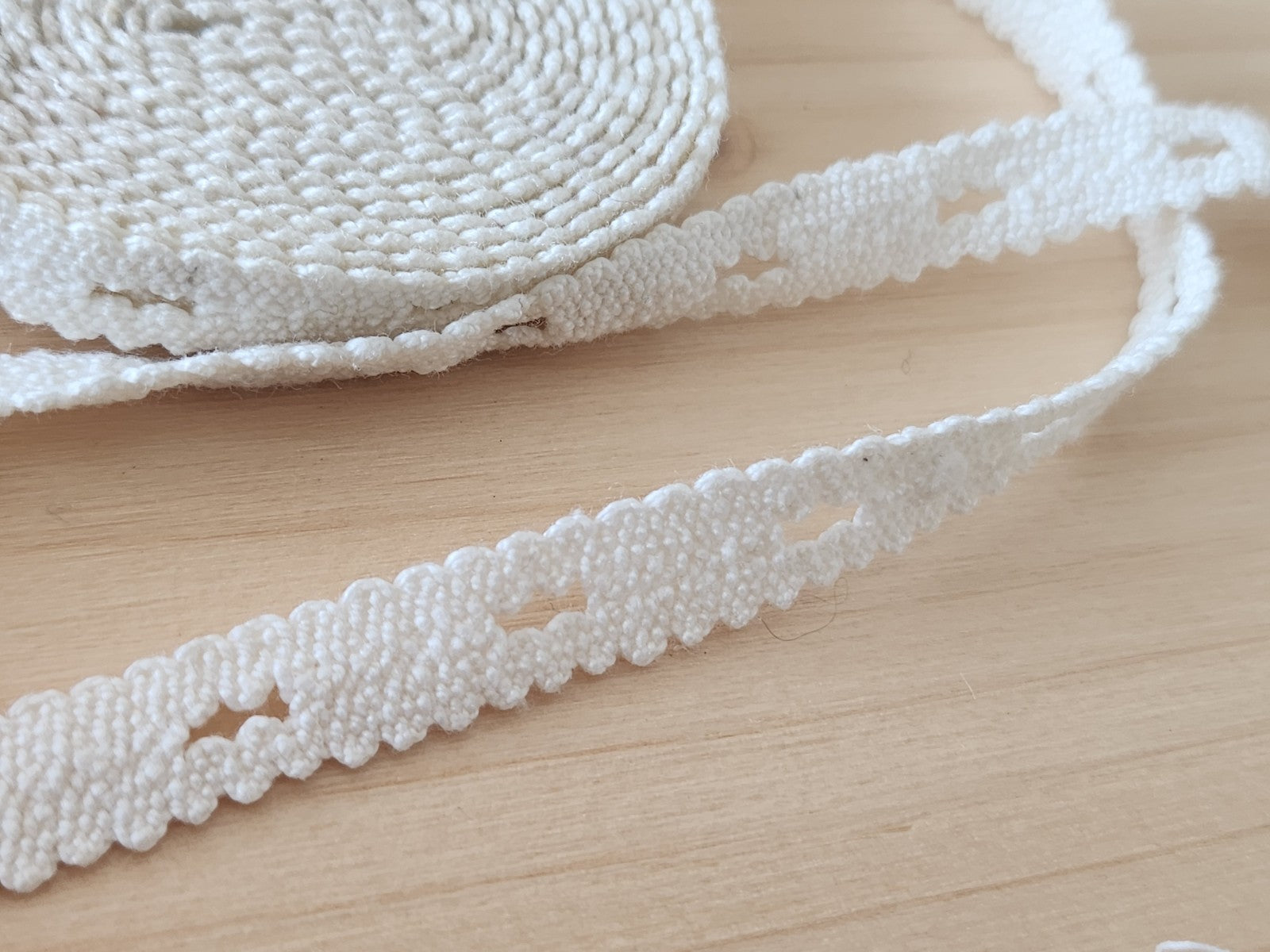 Dentelle ancienne coton ajourée 2 mètres 05 sur 0,9 cm fait main T1-23