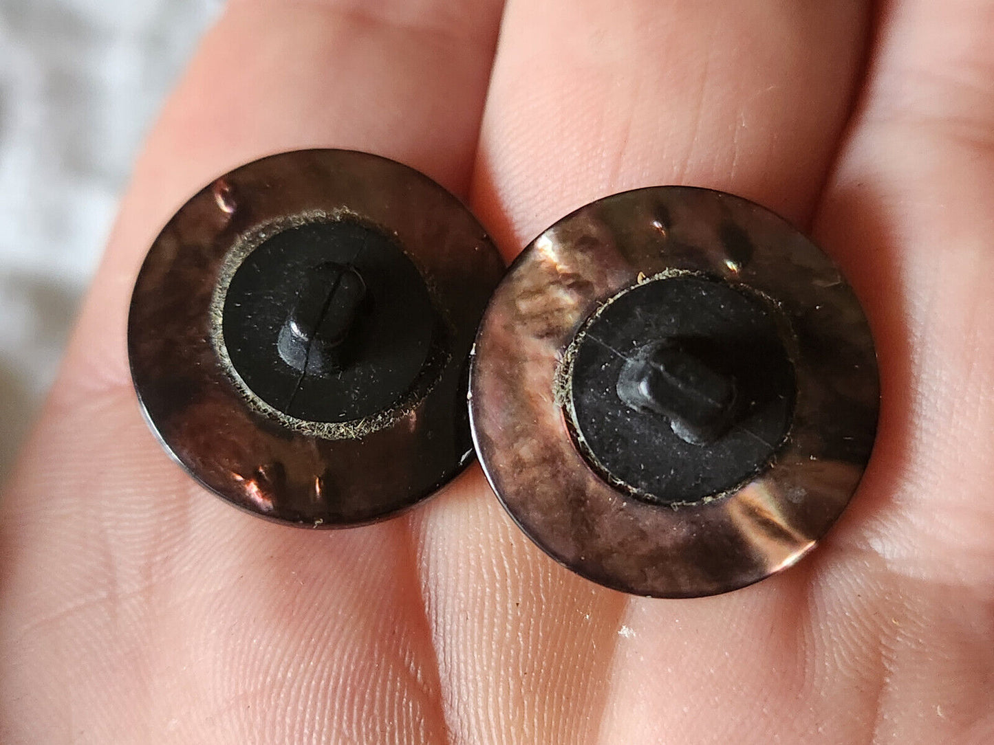 Duo boutons anciens en nacre  marron bombé  à pied  2 cm D19C