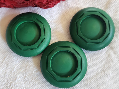 Trio  boutons vintage vert mat trvaillé 2,7  cm pied ref 1628