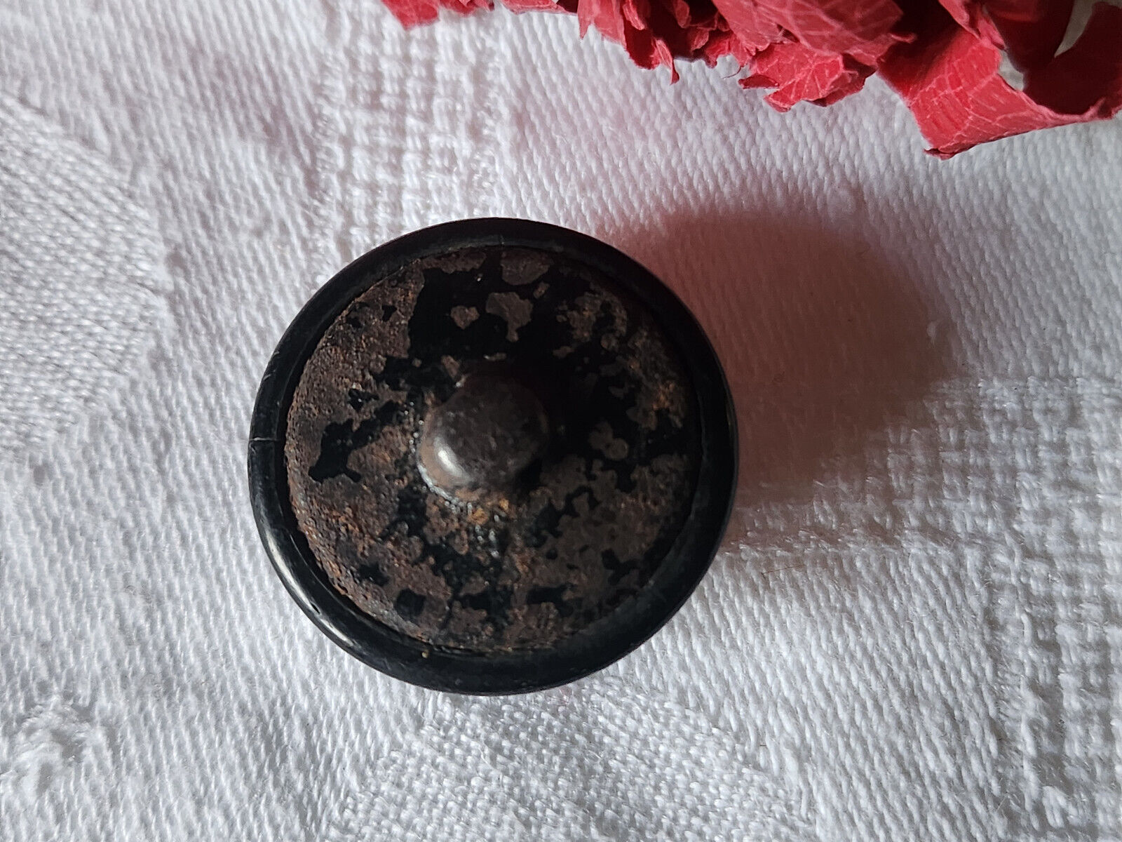 Bouton ancien en celluloid noir bombé  2,5 cm D10J