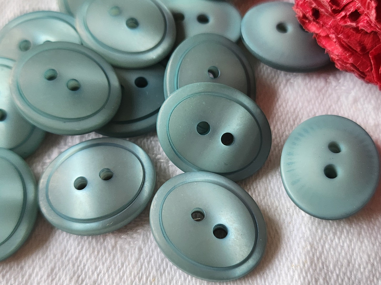 Lot 14 boutons vintage bleu ovale à trous  1,4 cm sur 1,7 cm ref 3771