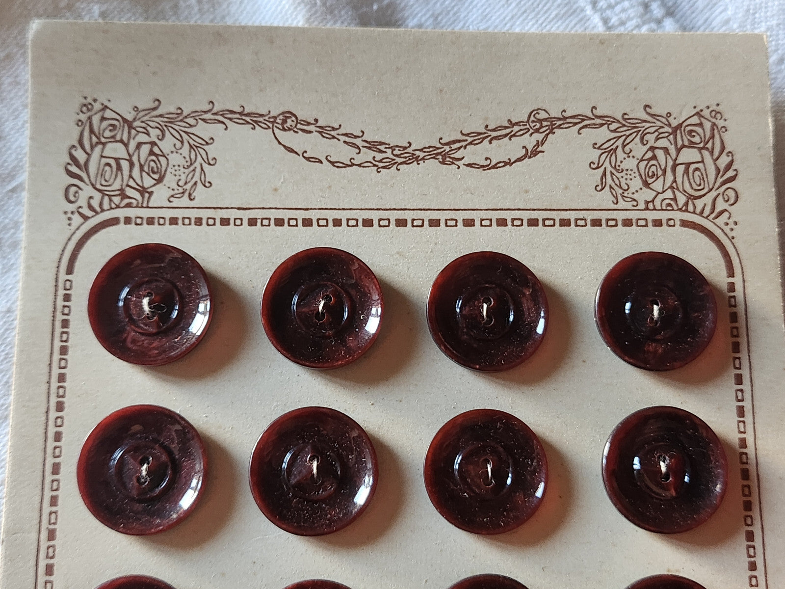 Belle plaque 24 boutons anciens marron lie de vin  2 trous  diamètre 1,7  cm T18