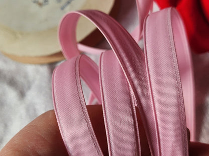 Ruban fin ancien nylon rose  épais 5 mètres sur 1 cm plutôt raide B5 n°28