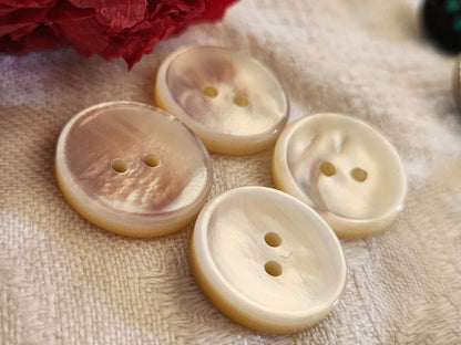 Lot 4 boutons vintage en nacre blanche laiteuse trous 1,7 cm G6D