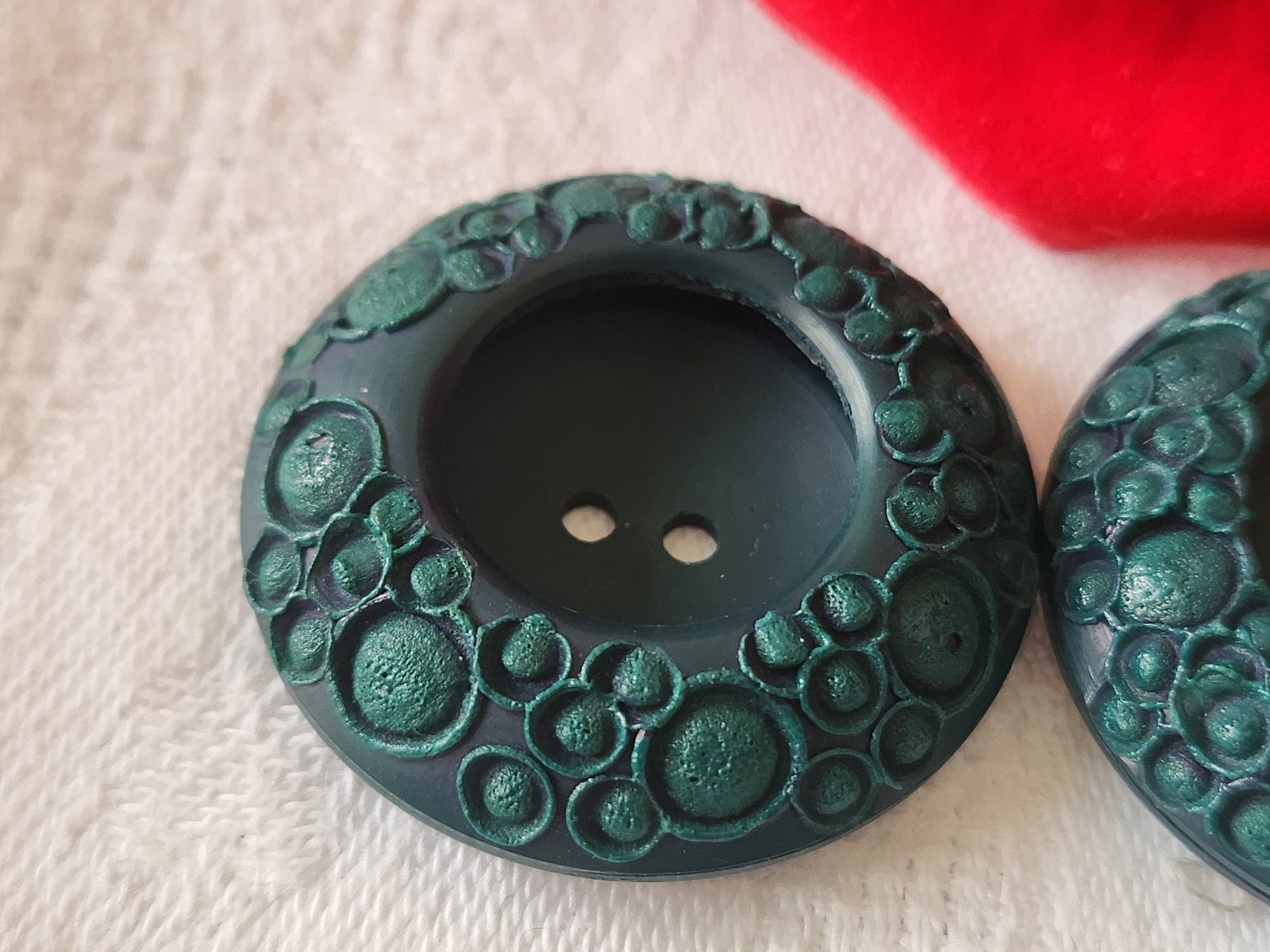 Duo gros bouton vintage vert épais trAvaillé 3,4 cm à trous D18G