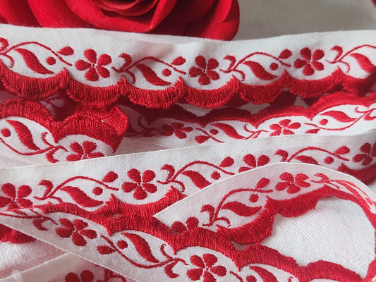 Galon vintage  feston bordure rouge fleur 3 métres sur 2 cm A2