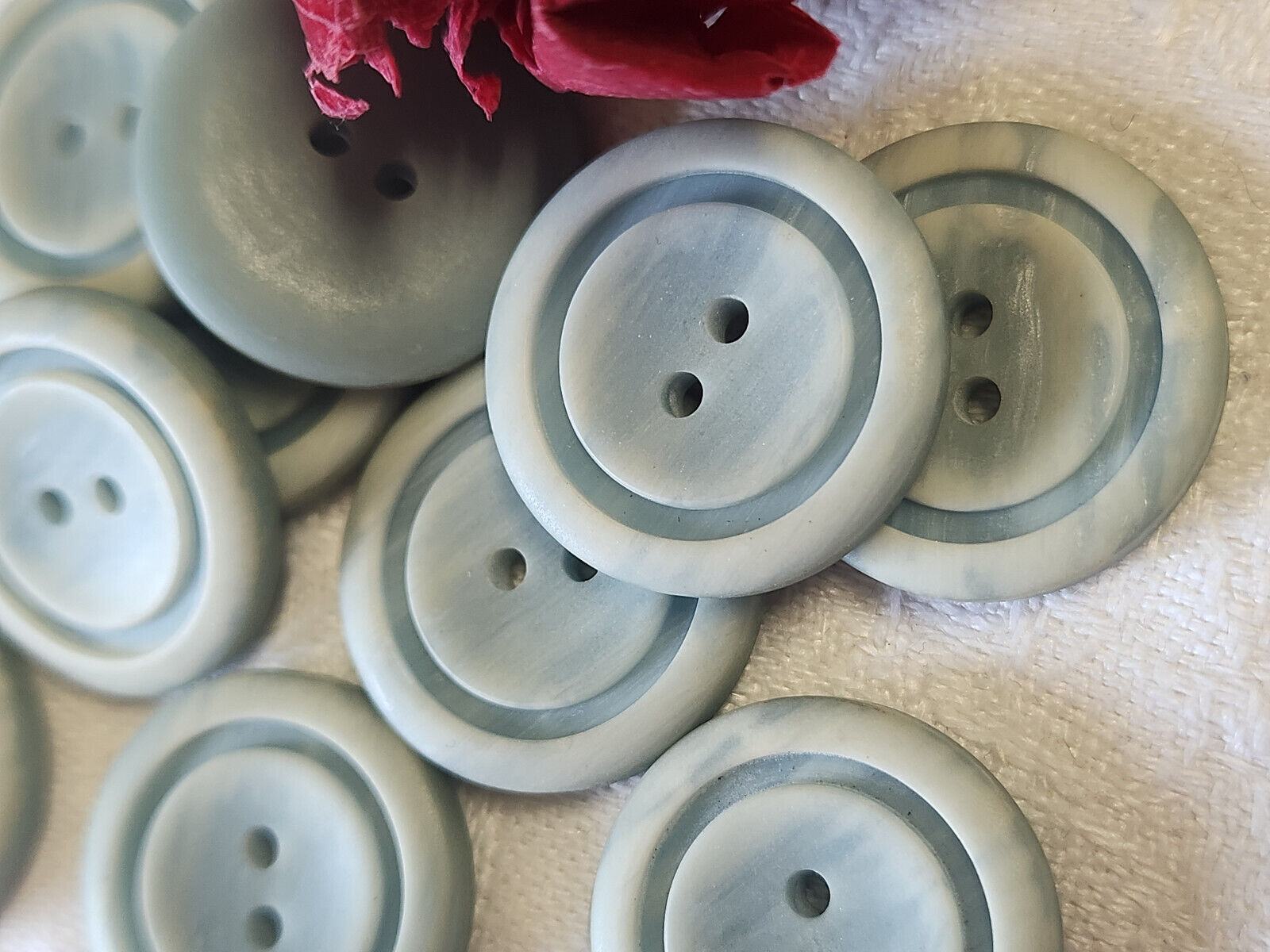Lot 10  boutons vintage bleu reflet nacré clair trous 2,3 cm ref 0017