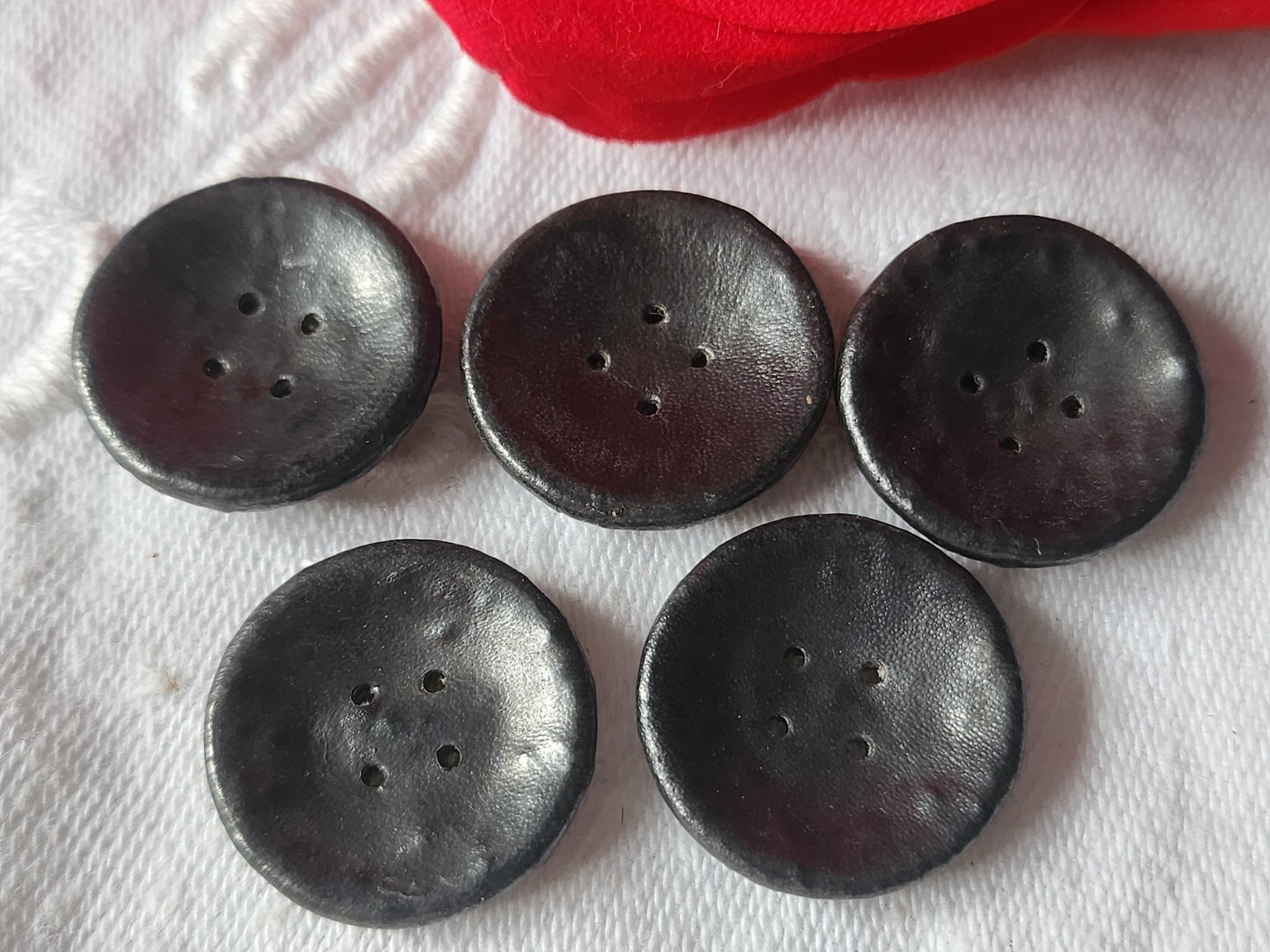 Lot 5 boutons anciens en cuir gris incurvé trous vintage 2 cm ref 134