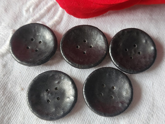 Lot 5 boutons anciens en cuir gris incurvé trous vintage 2 cm ref 134
