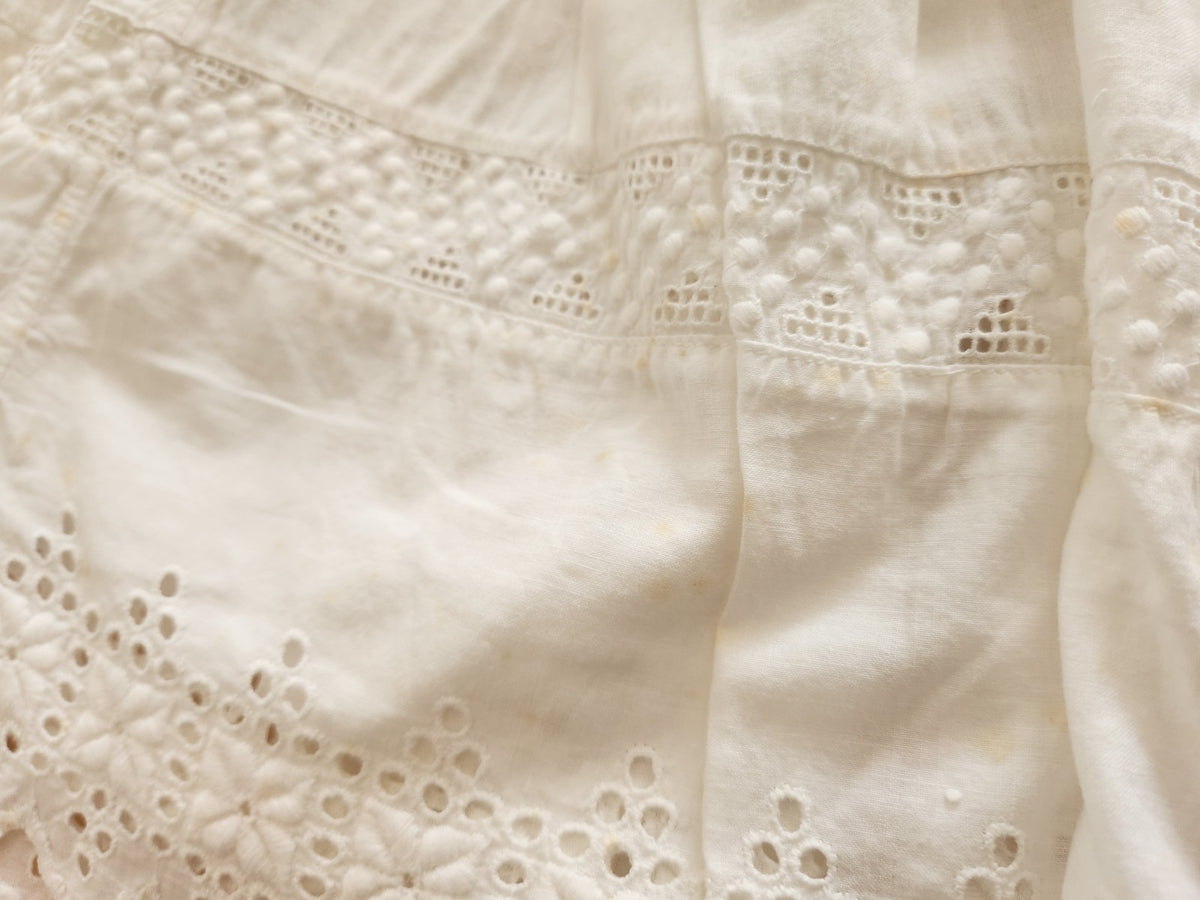 Petite robe ancienne enfant poupée blanc fine dentelle jour B6