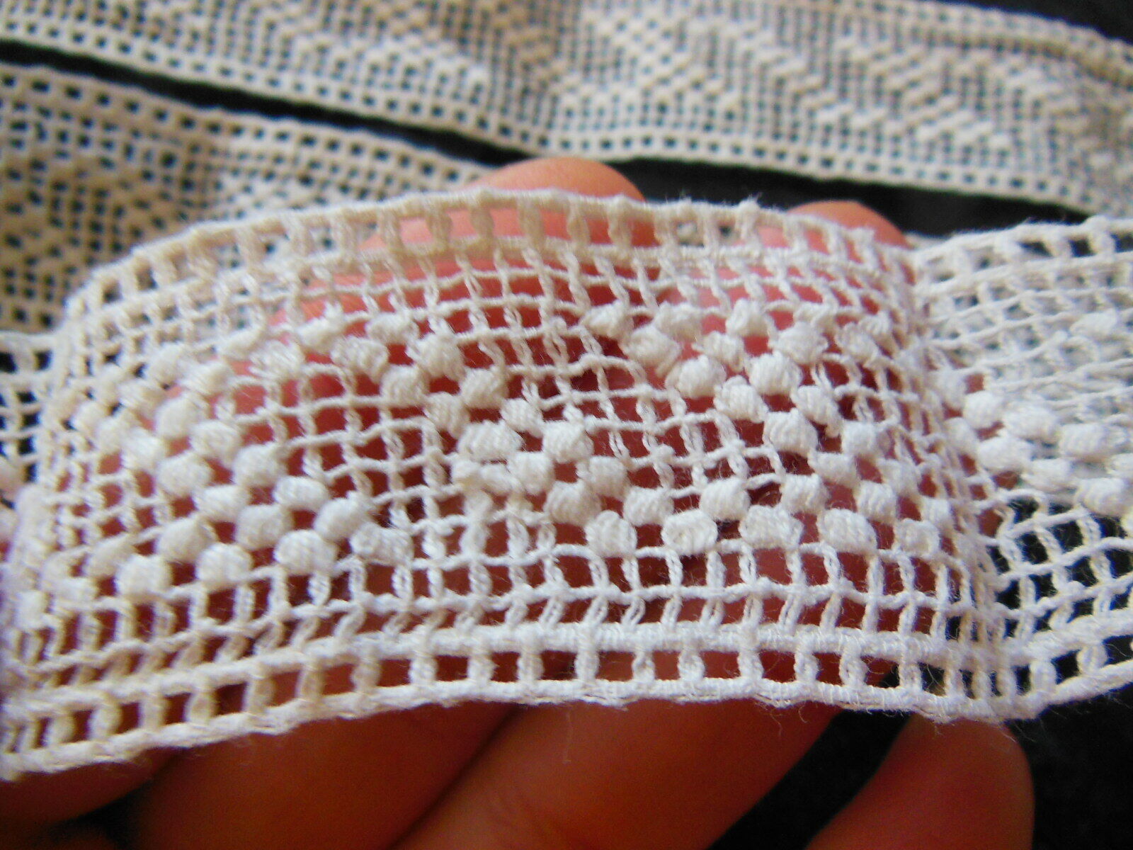 Dentelle ancienne entre deux blanche large 1 mètre 02 sur 3,3 cm  T15-50
