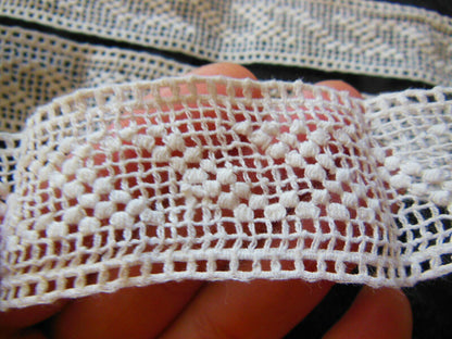 Dentelle ancienne entre deux blanche large 1 mètre 02 sur 3,3 cm  T15-50