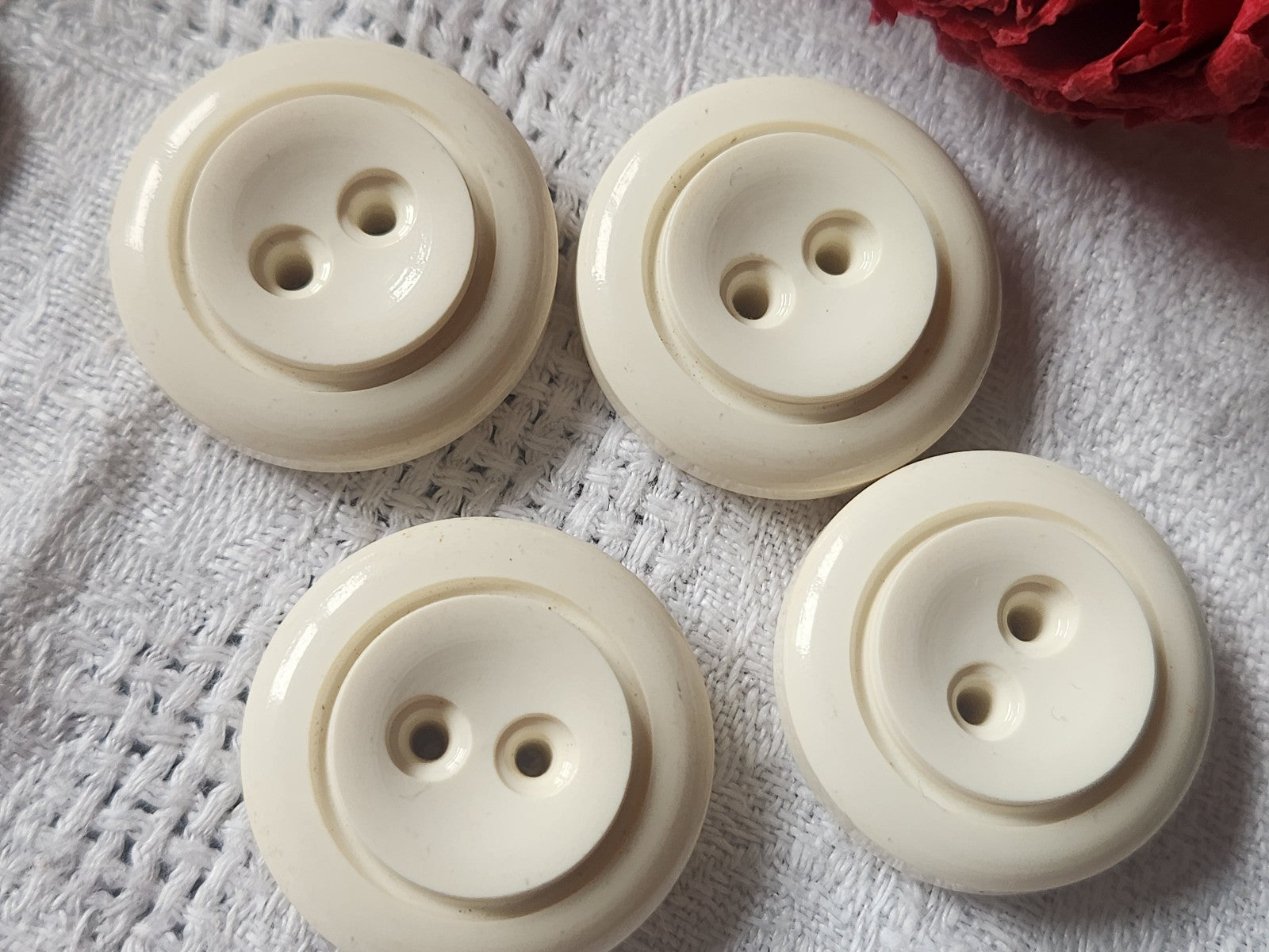 Lot 4 gros boutons vintage blanc creme trous 2,6  cm ref 2552