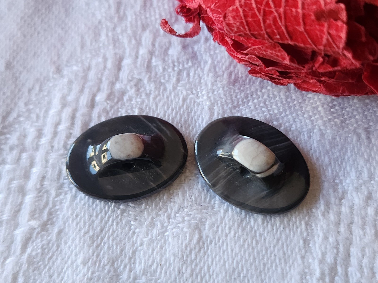 Duo boutons anciens en nacre ovale gris veiné 1,7 sur 1,2 cm G15C