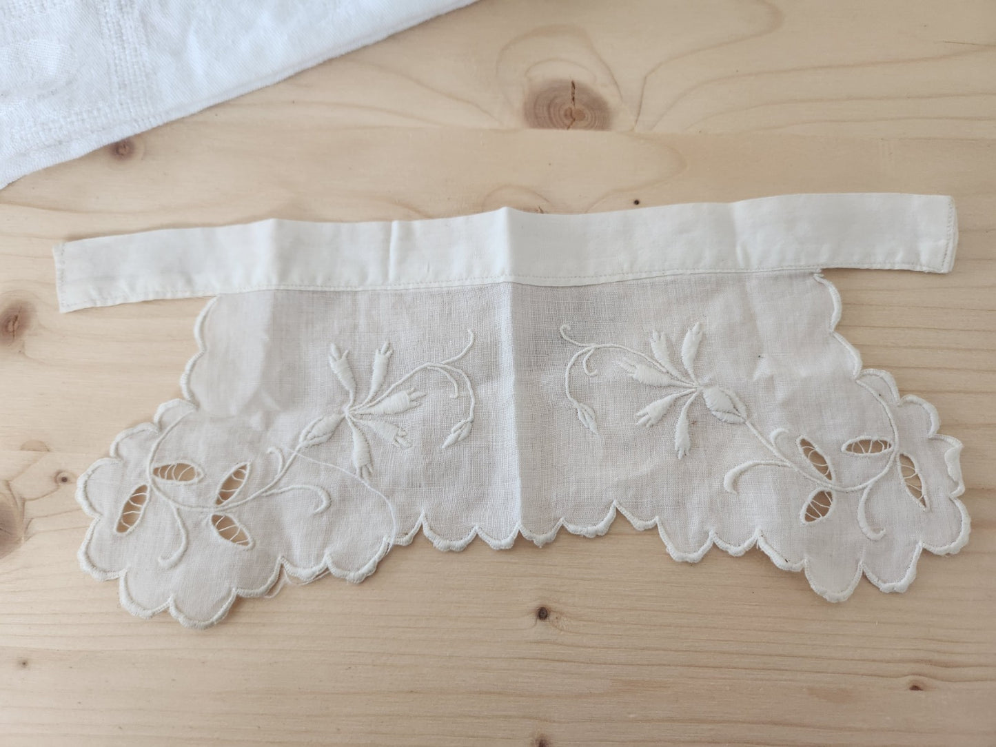 Petit col ancien bébé? emmanchure? broderie fleur plumetis T1-25