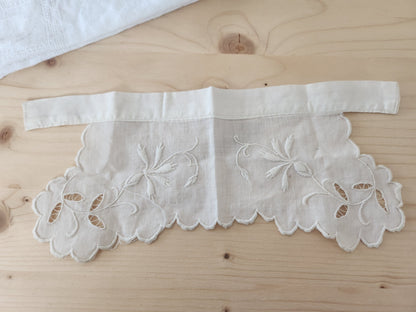 Petit col ancien bébé? emmanchure? broderie fleur plumetis T1-25