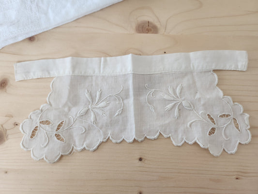 Petit col ancien bébé? emmanchure? broderie fleur plumetis T1-25