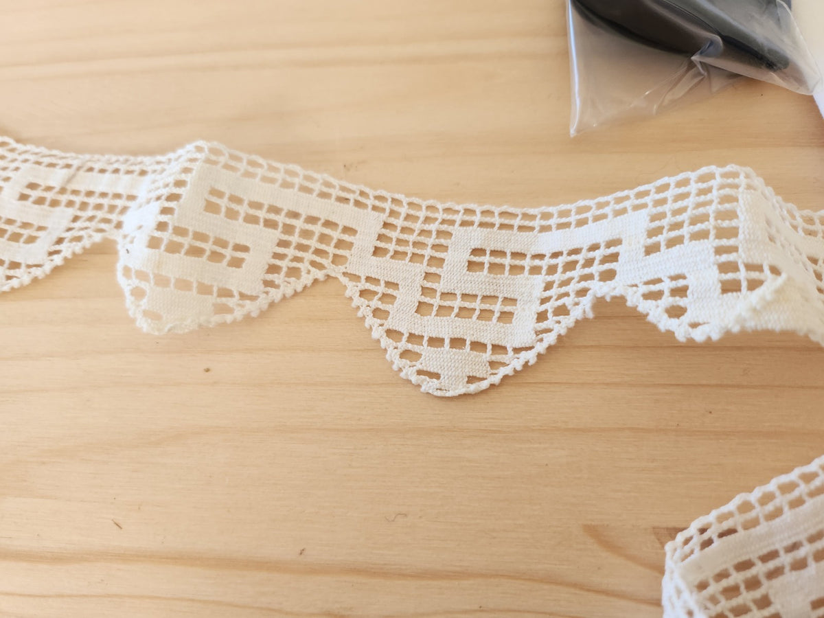 Dentelle ancienne jolie main 1 m 55 sur  3,9 cm au max T3-12