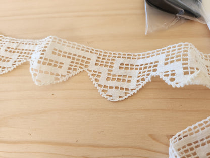 Dentelle ancienne jolie main 1 m 55 sur  3,9 cm au max T3-12