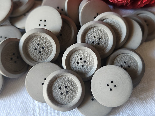Lot 32 boutons vintage gris mat travaillé  1,8 cm ref 2559
