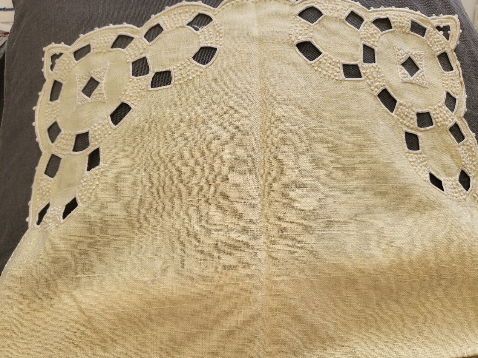 Napperon vintage ancien jaune plumetis ajouré superbe 48 cm sur 32 cm B6-20