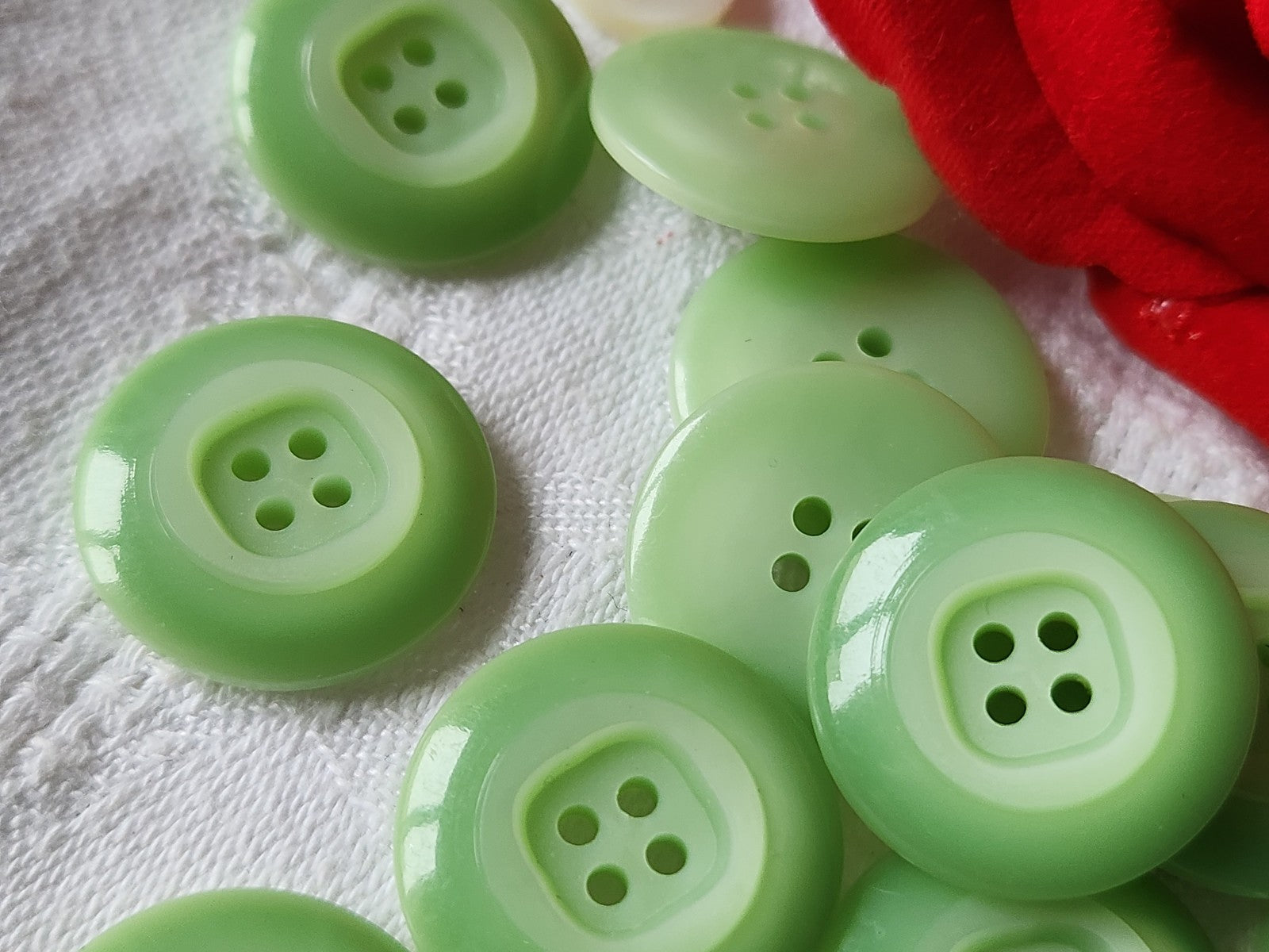 Lot 10  boutons vintage vert tendre jolis 4 trous 2,2 cm ref 2216