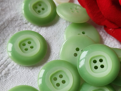 Lot 10  boutons vintage vert tendre jolis 4 trous 2,2 cm ref 2216