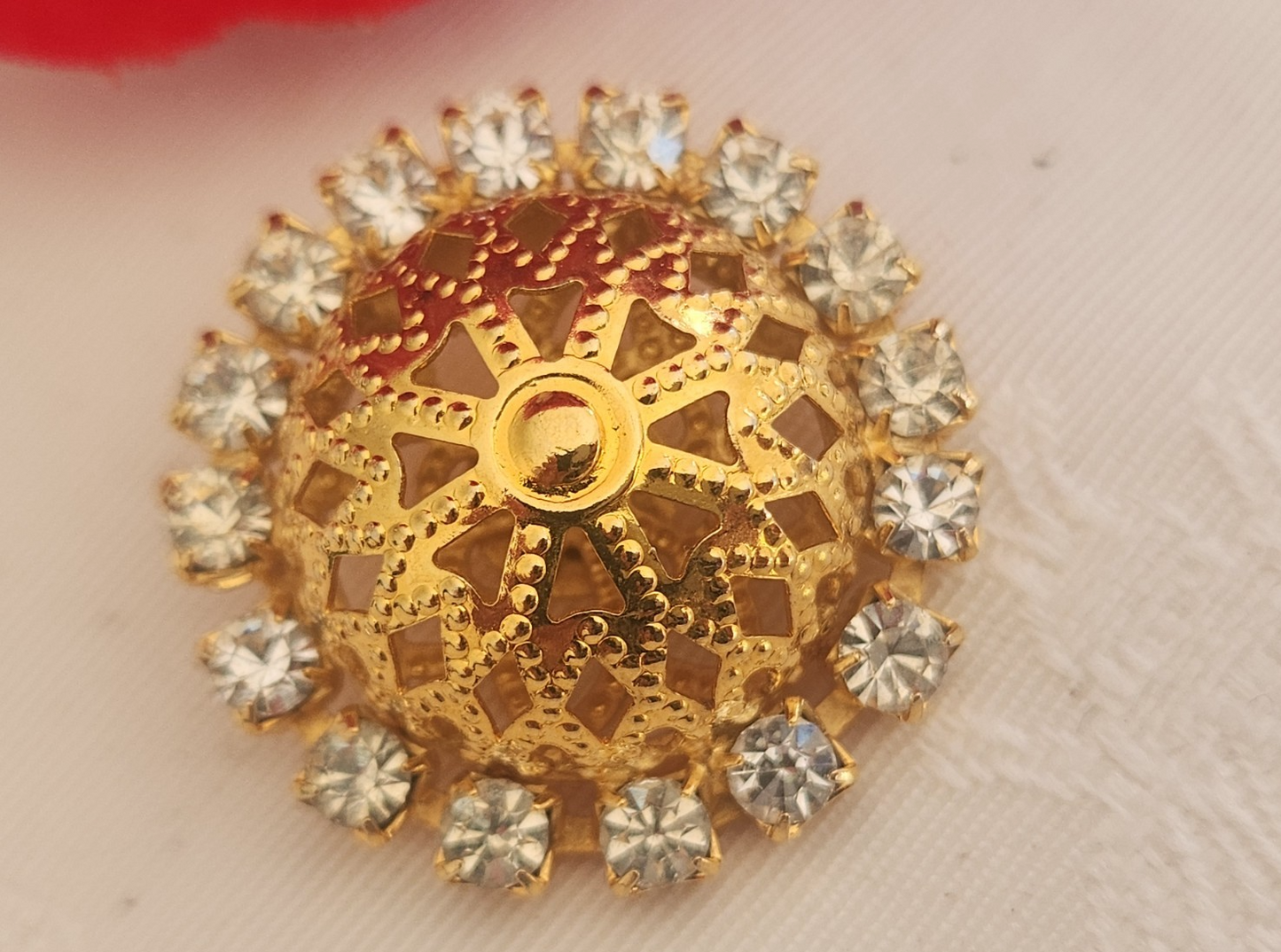 Gros bouton en métal doré dôme et strass en verre léger 3 cm ref 6250