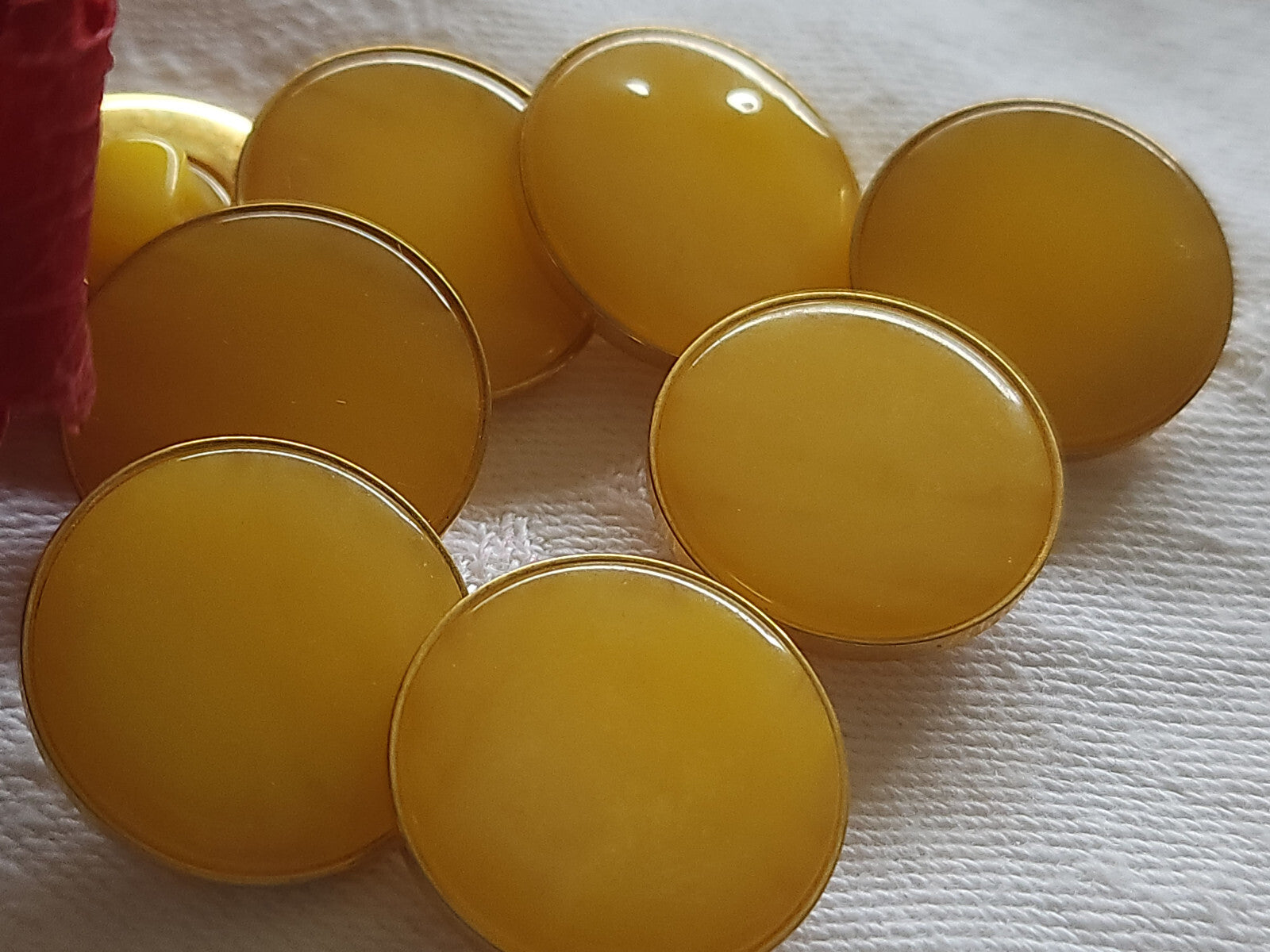Lot 8  boutons vintage jaune doré bord métal pied 2 cm ref 5095
