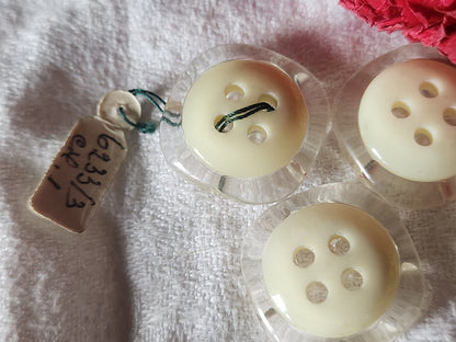 Lot 4 jolis boutons vintage transparent creme ondulé 2,3 cm ref 5748