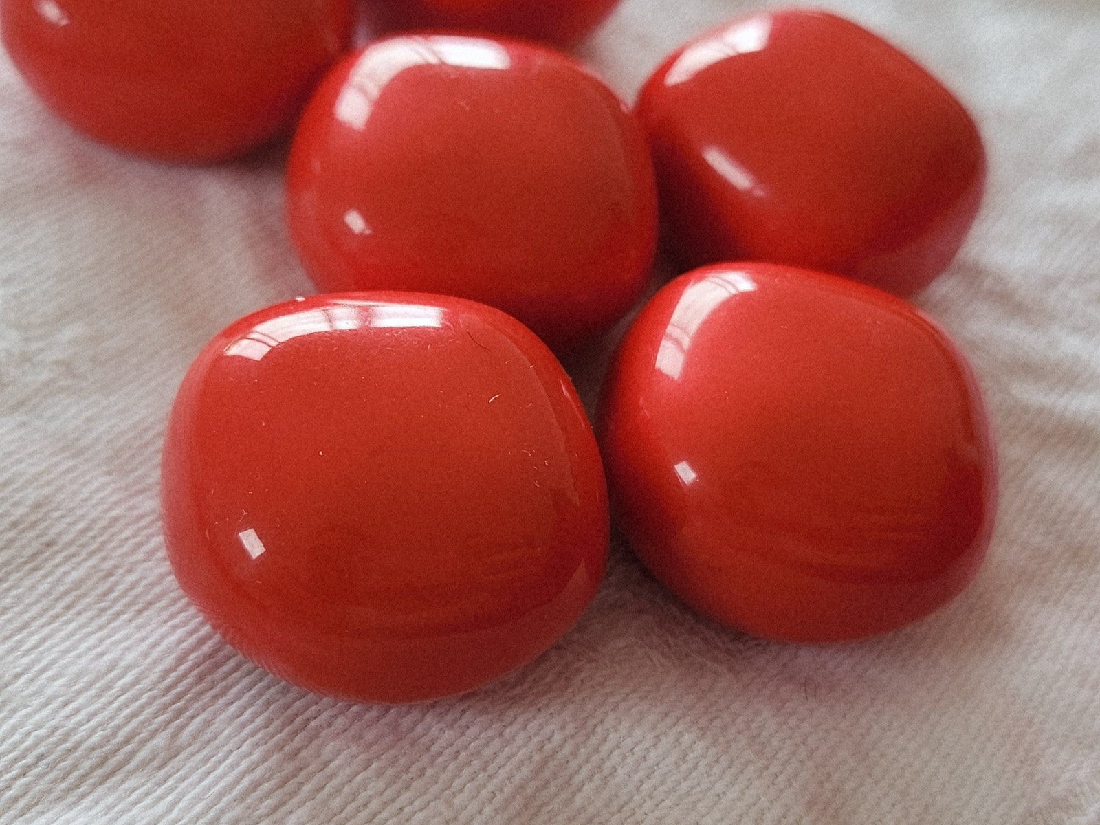 Lot 6 volumineux boutons rouge à pied 2,4 cm lourd superbe ref 5983 **